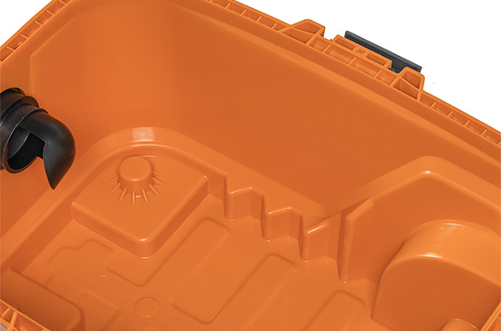 Компактный корпус пылесоса выполнен из современного, ударопрочного пластика с толщиной стенки 3 мм. Стойкий к механическим воздействиям и коррозии. Объем бака 20 литров.