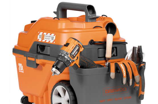 Корзина, расположенная на корпусе пылесоса, позволяет разместить в себе все необходимое для уборки.