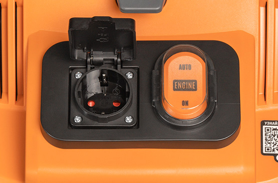 Встроенная розетка позволяет подключать к нему электроинструменты мощностью до 2000 Вт. Автоматическое включение пылесоса при начале использования инструмента и отключение с задержкой для удаления грязи из шланга.